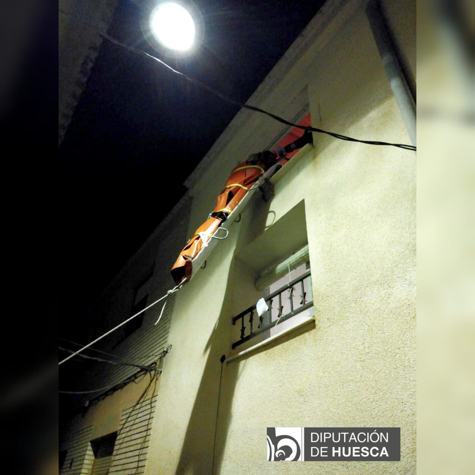 Momento del rescate del vecino de Tamarite de Litera por la ventana de su casa