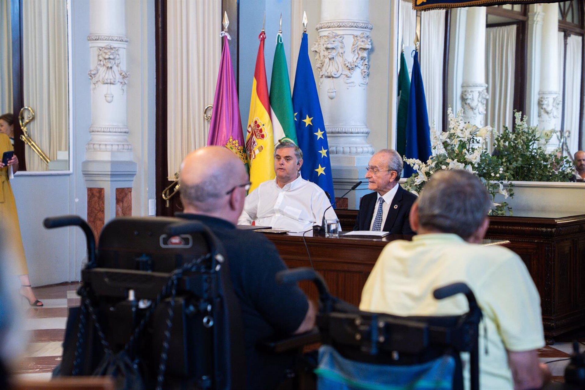 El alcalde de Málaga, Francisco de la Torre, y el director de Accesibilidad e Innovación de la Fundación ONCE, Jesús Hernández-Galán, firman un acuerdo para la mejora del taxi accesible