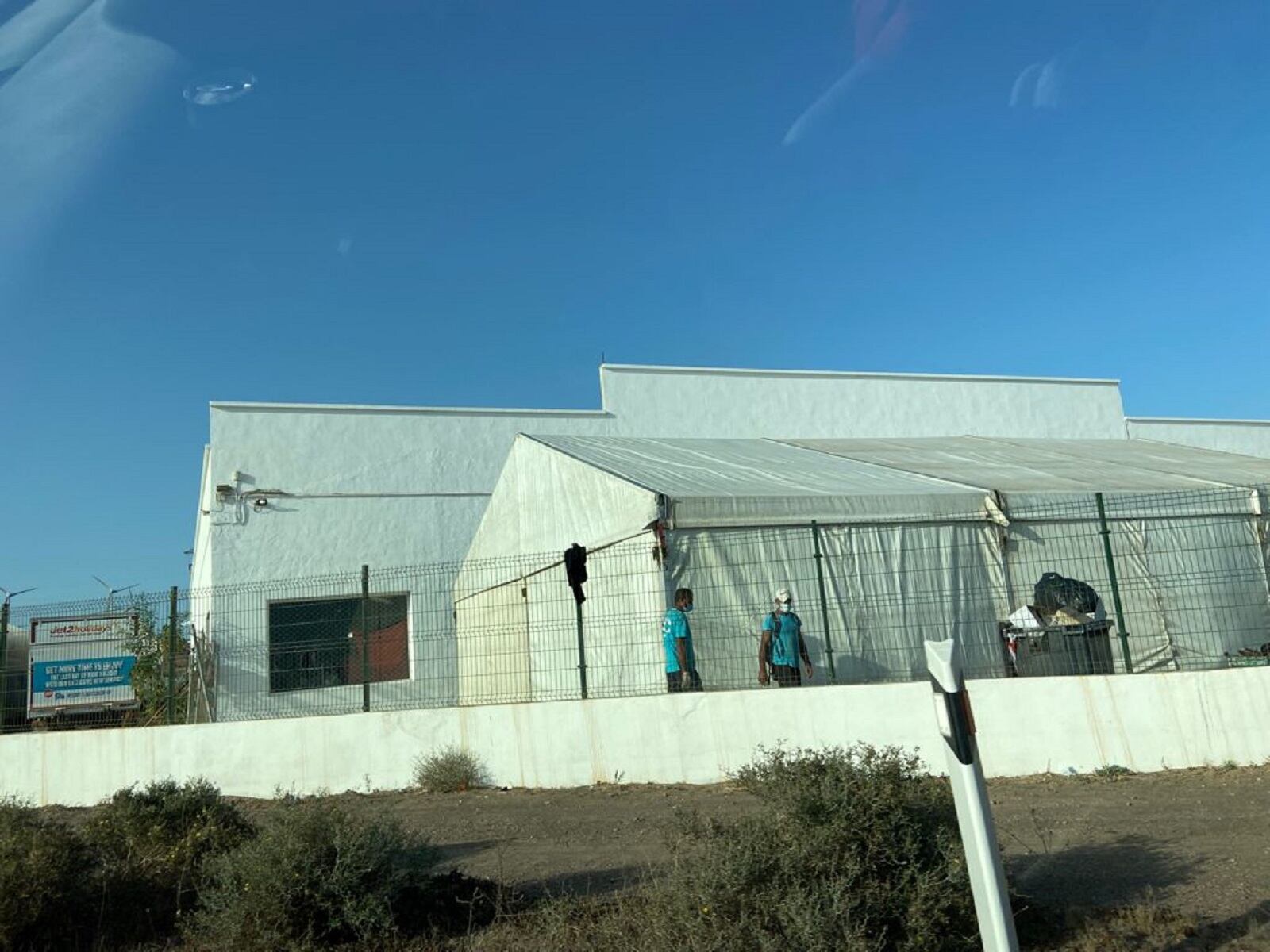 Exterior de la nave industrial alquilada por Interior en Lanzarote para las primeras 72 horas de los migrantes llegados en pateras.