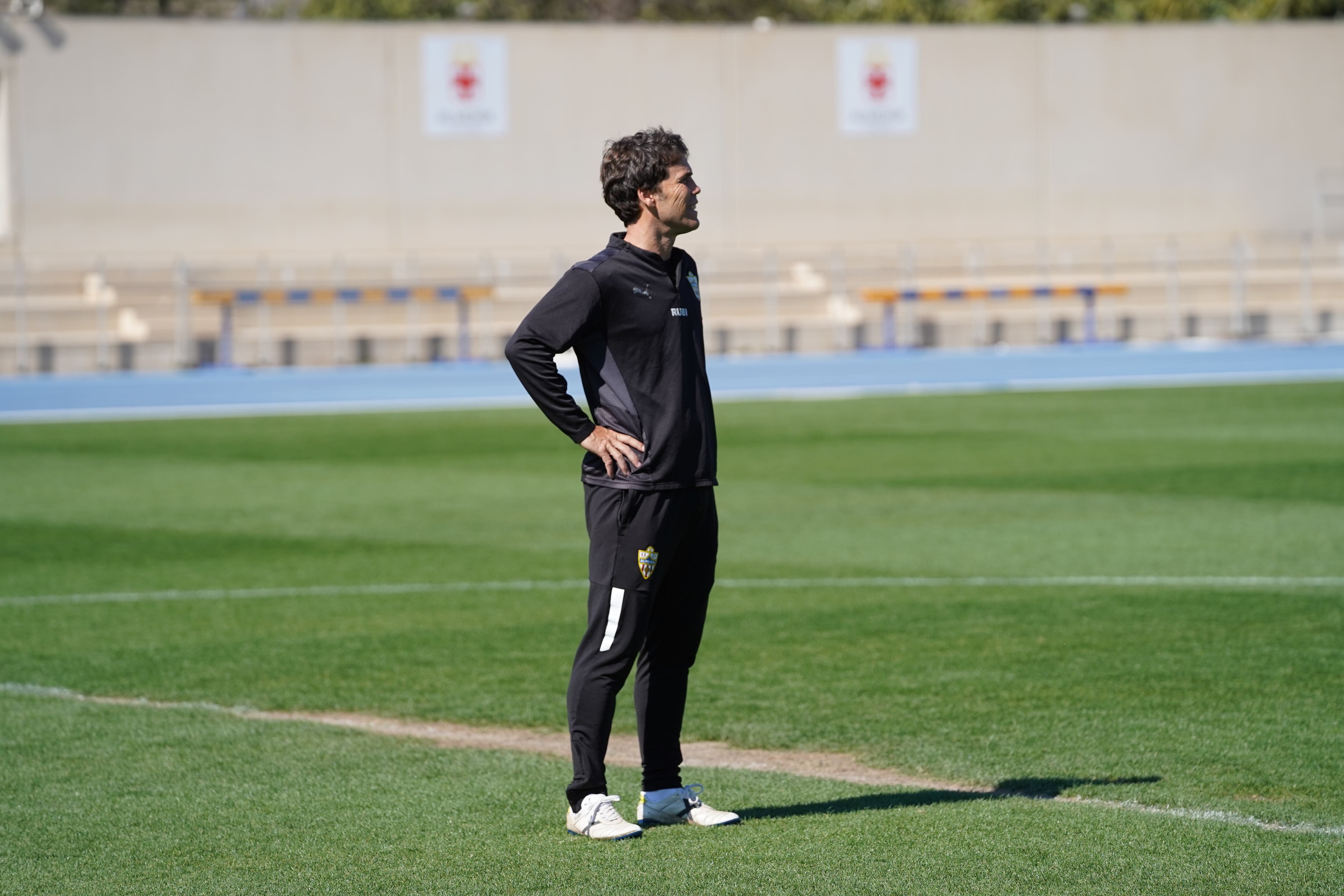 Rubi atento a los futbolistas en el entrenamiento.