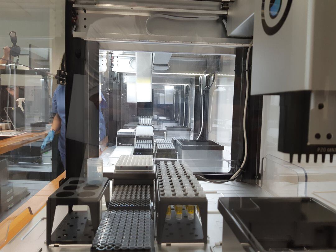 Robot de la Conselleria de Sanitat capaz de analizar 2.000 test de coronavirus al día