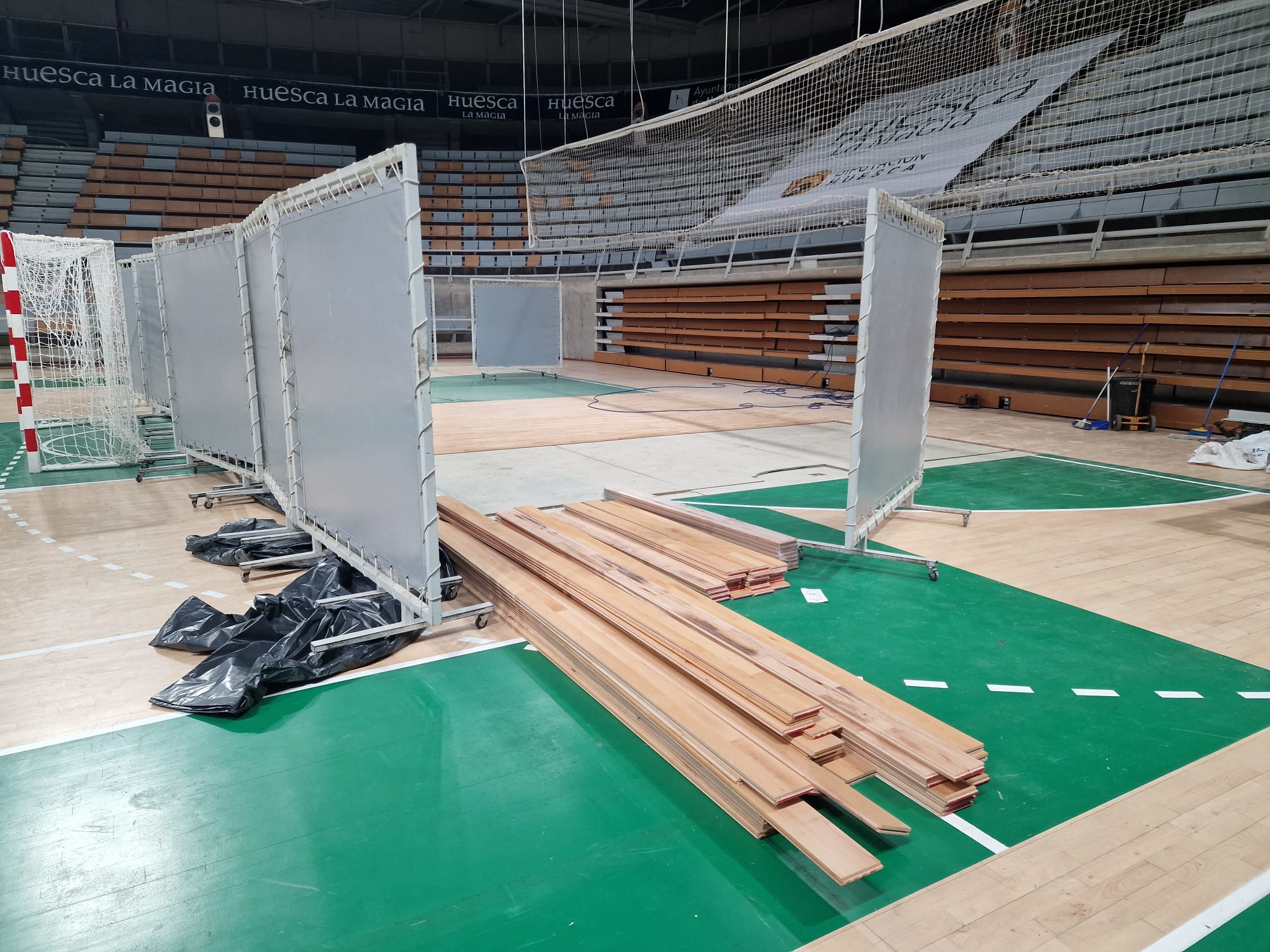 Las obras en el parqué del Palacio de los Deportes de Huesca se desarrollan durante esta semana