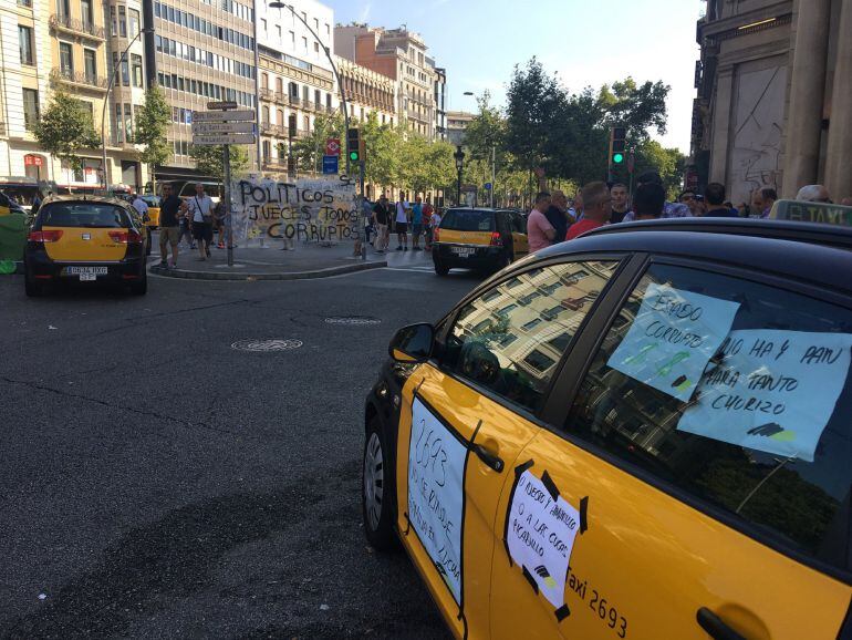 Taxis a la cruïlla del Passeig de Gràcia amb la Gran Via de Barcelona
