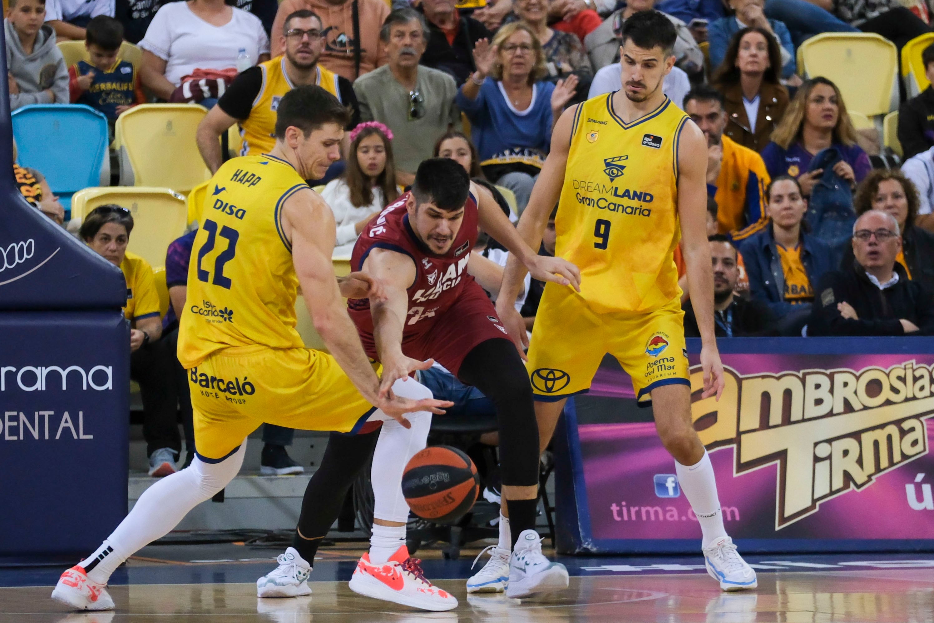 LAS PALMAS DE GRAN CANARIA. 20/01/2024.- El pivot estadounidense del Gran Canaria, Ethan Happ (i), pelea el balón ante el jugador montenegrino de UCAM Murcia, Marco Todorovic (c), durante el partido de la decimonovena jornada de la Liga Endesa que ambos equipo han disputado hoy en el Gran Canaria Arena. EFE/Ángel Medina G.
