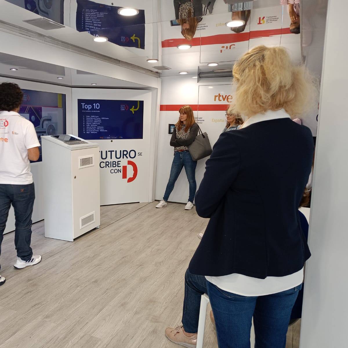 El autobús ‘Generación D’ llega a Algete con el objetivo de romper la brecha digital