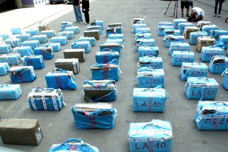 Paquets d&#039;haixix i cocaïna incautats per la policia