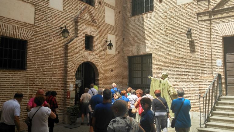 Un grupo de turistas en su visita a las instalaciones del Palacio Real Testamentario