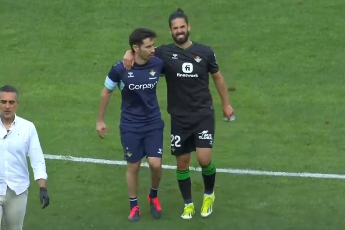 Isco abandona el partido entre Las Palmas y Betis lesionado (DAZN).