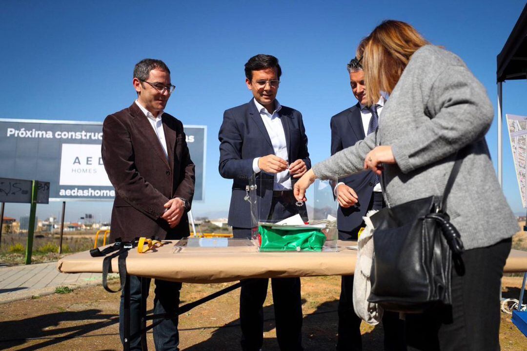 Primera piedra de la urbanización de la zona