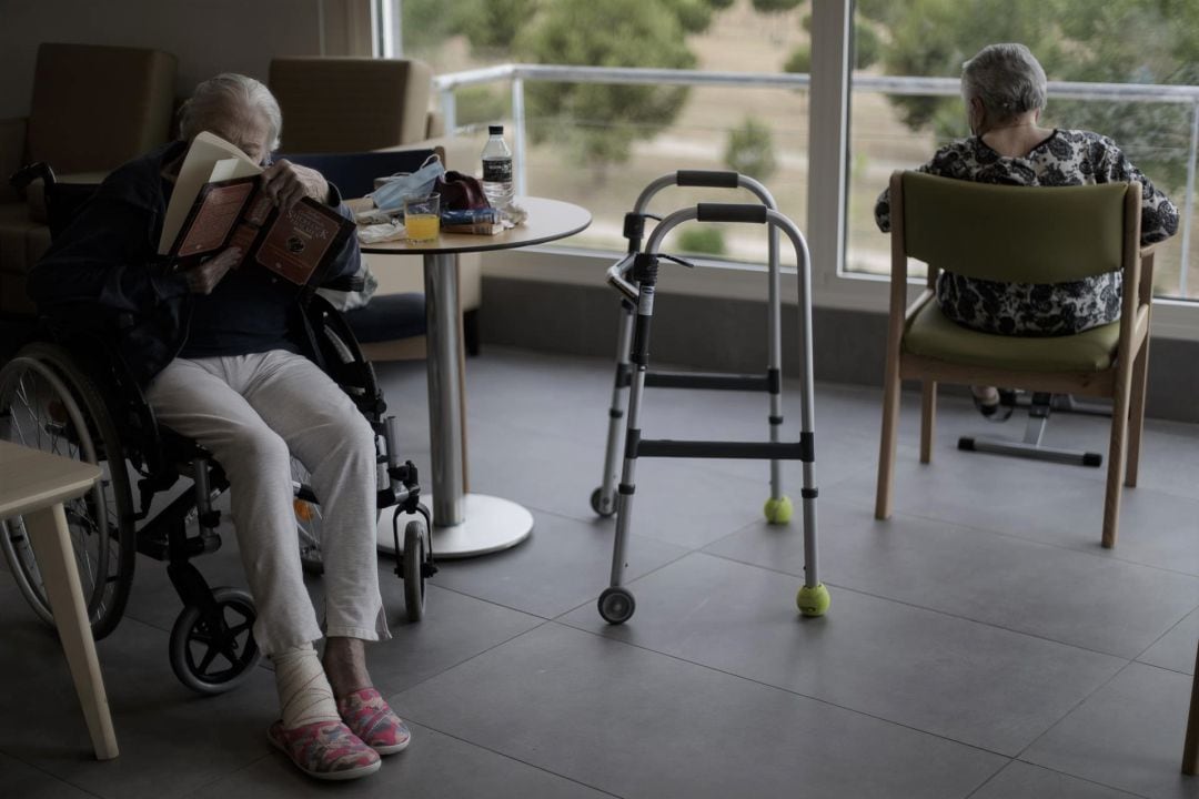 Dos ancianos en una residencia de mayores.