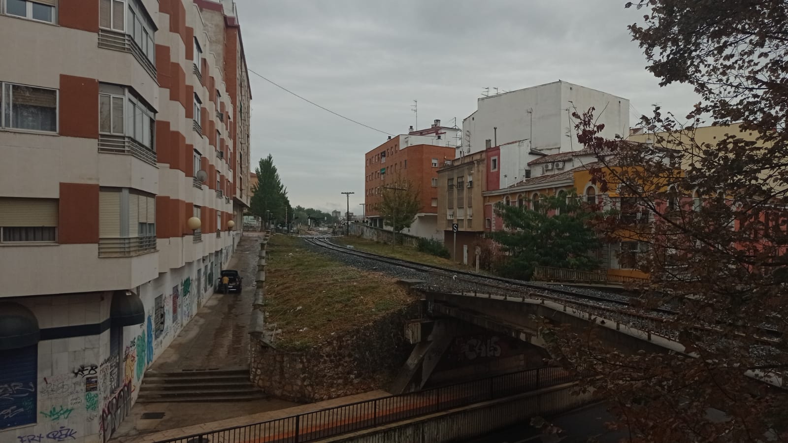 Vías del tren a su paso por el centro por Cuenca