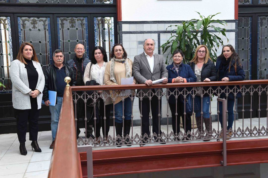 Miembros de la Coordinadora comarcal por la Sanidad junto al alcalde de Algeciras