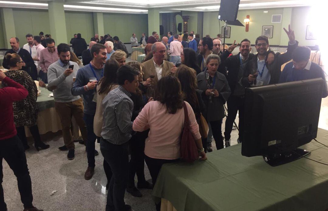 Simpatizantes del PP en el Hotel Infanta Cristina.