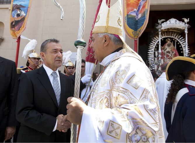 El obispo de Tenerife, Bernardo Álvarez, saluda al presidente del Gobierno de Canarias, Paulino Rivero, durante los actos en honor de la Virgen de Candelaria.