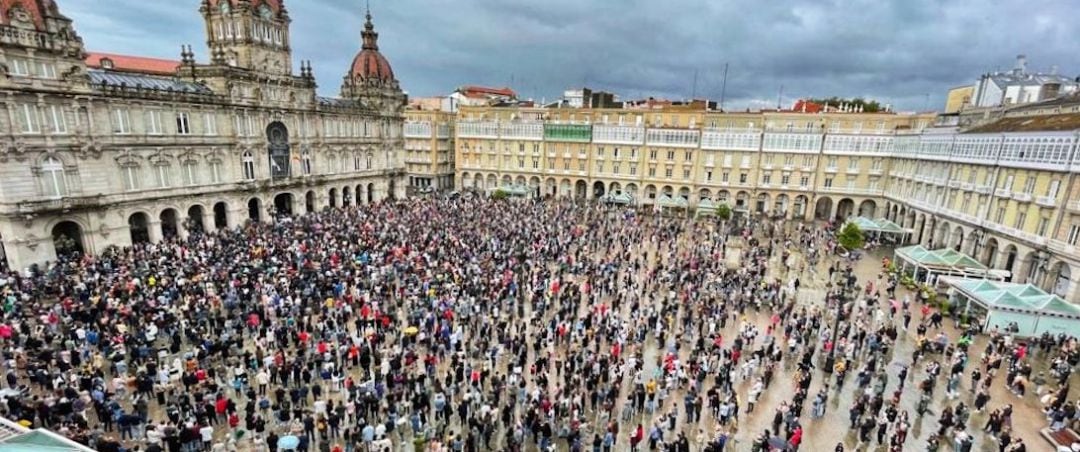 La plaza de María Pita en A Coruña, abarrotada en homenaje a Samuel