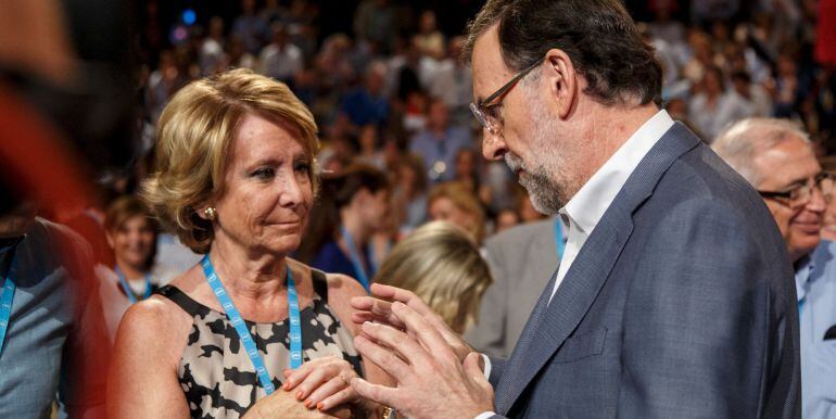 Spain&#039;s Prime Minister Mariano Rajoy (R) talks to Madrid town hall councillor Esperanza Aguirre before a rally of his People&#039;s Party (PP) in Madrid, Spain, July 11, 2015. Spain said on Friday it would cut central government spending further in 2016, offsetting broad-based tax cuts unveiled last week as it looks to keep a healthy economic recovery on track ahead of national elections. REUTERS/Andrea Comas