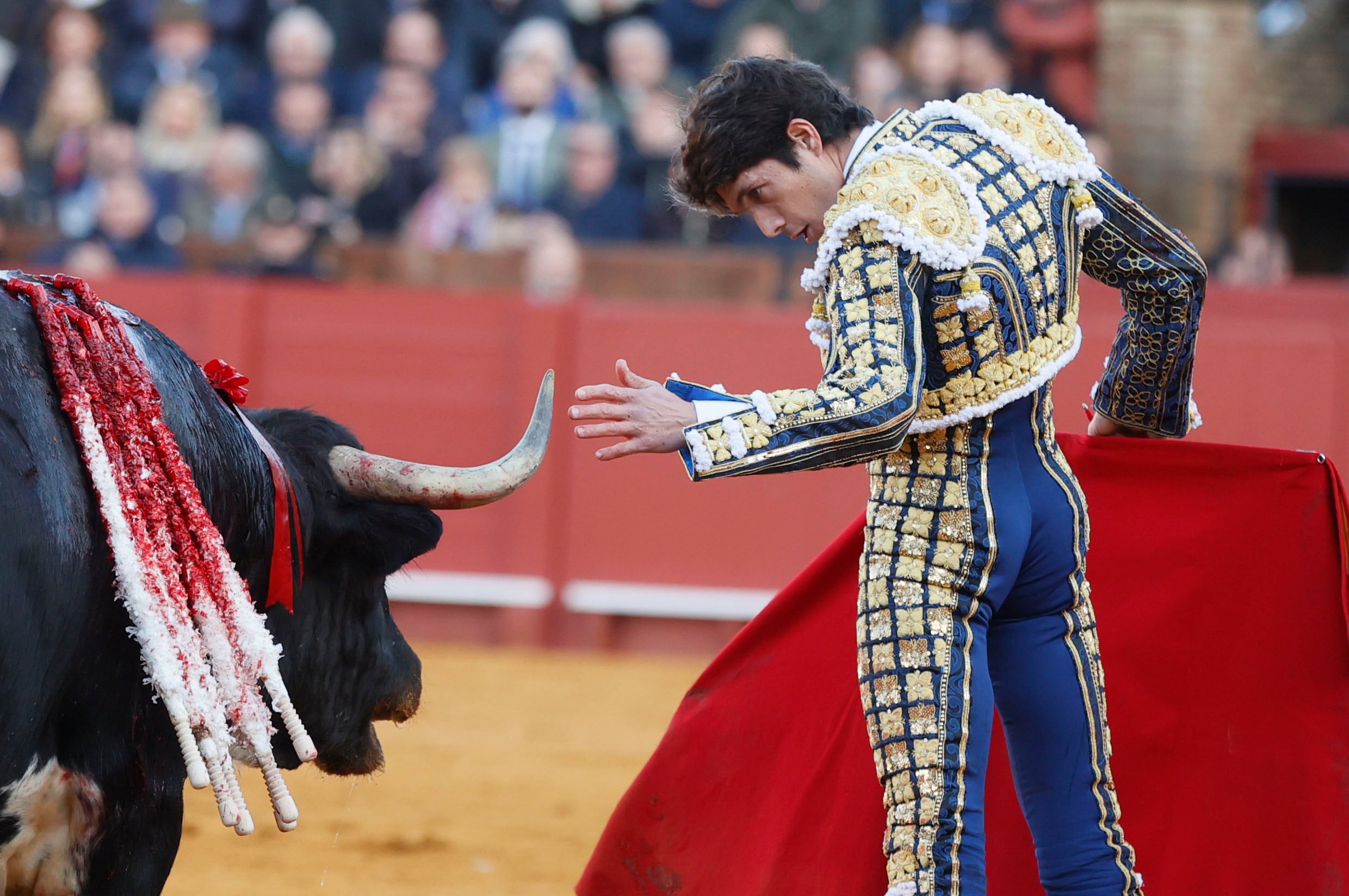 SEVILLA, 31/03/2024.- El torero francés Sebastián Castella lidia su primer toro durante el festejo que marca la apertura de la temporada taurina en la plaza de la Real Maestranza de Sevilla, en la tarde del Domingo de Resurrección, con toros de Hermanos García Jiménez. EFE/José Manuel Vidal
