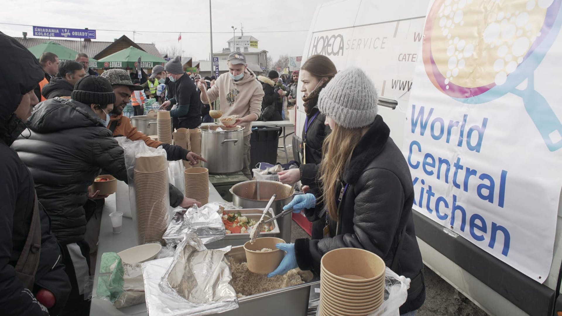 Reparto de comida de voluntarios de la ONG World Central Kitchen a refugiados ucranianos.