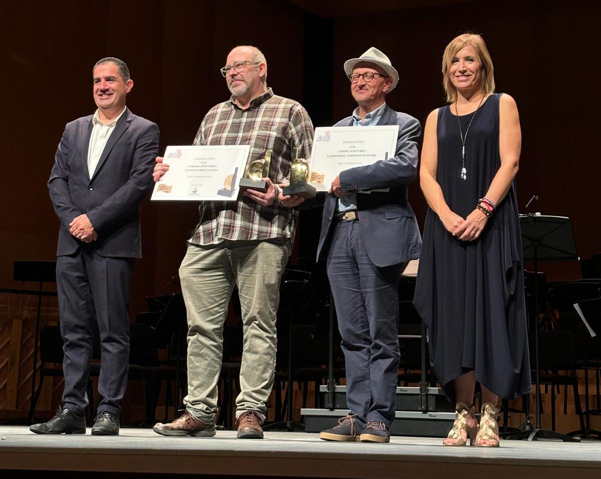 Antonio Francés, alcalde d&#039;Alcoi; el fill d&#039;Alfons Llorenç i Gadea, Joanfra Rozalén, gerent de La Dependent, i Elisa Guillem, regidora de Cultura.