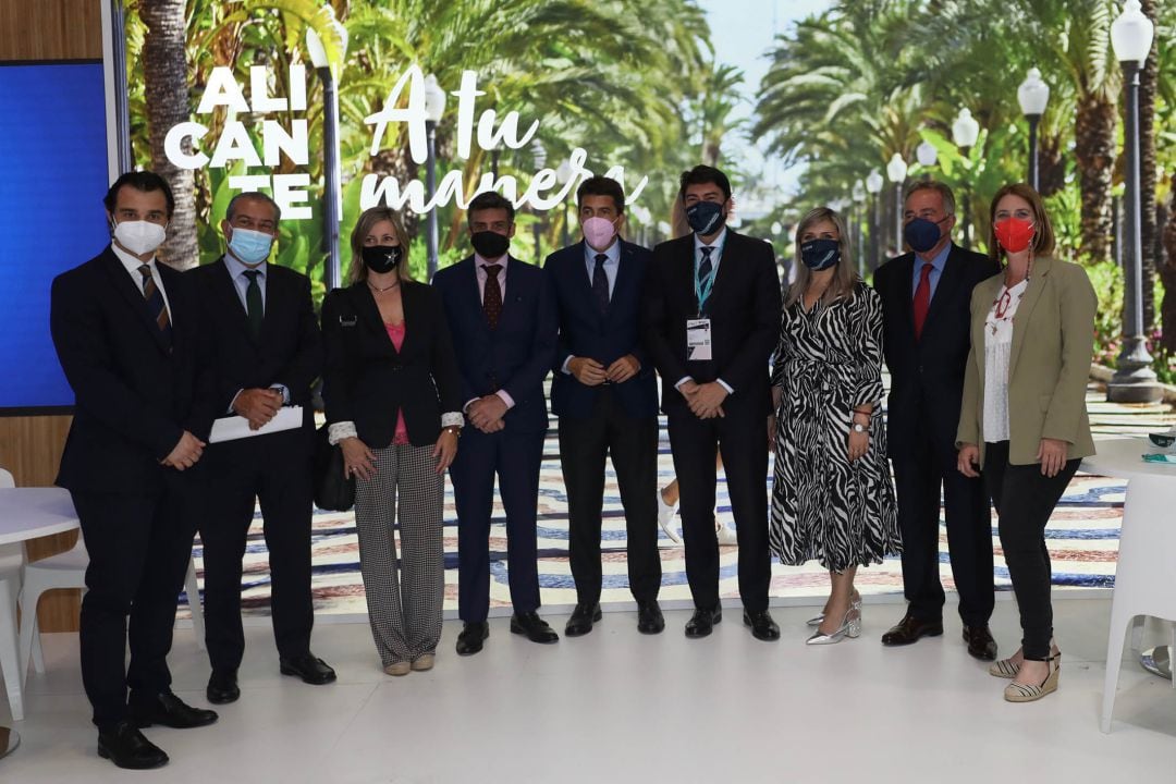 El presidente de la Diputación, Carlos Mazón, junto a la delegación de la ciudad de Alicante este miércoles en FITUR