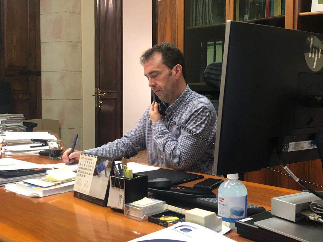 Juan Carlos Abascal, en su despacho, atendiendo la llamada de Radio Eibar