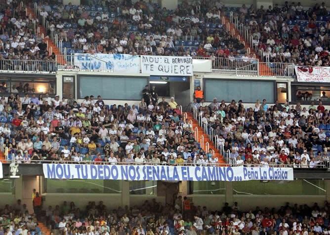 Vista de una pancarta en apoyo al entrenador del Real Madrid, el portugués José Mourinho, en las gradas del estadio Santiago Bernabéu, momentos antes del inicio del trofeo Santiago Bernabéu