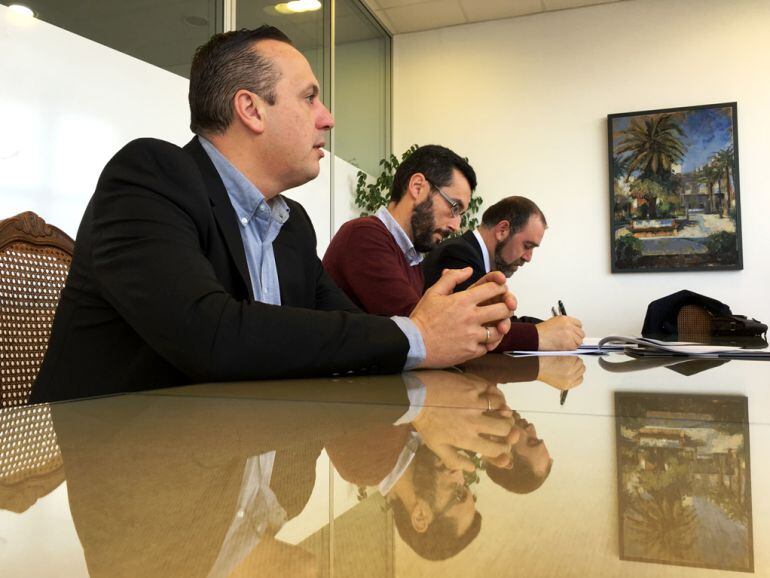 Juan Franco, alcalde de La Línea, junto a responsables de la Diputación de Cádiz durante la firma del convenio.