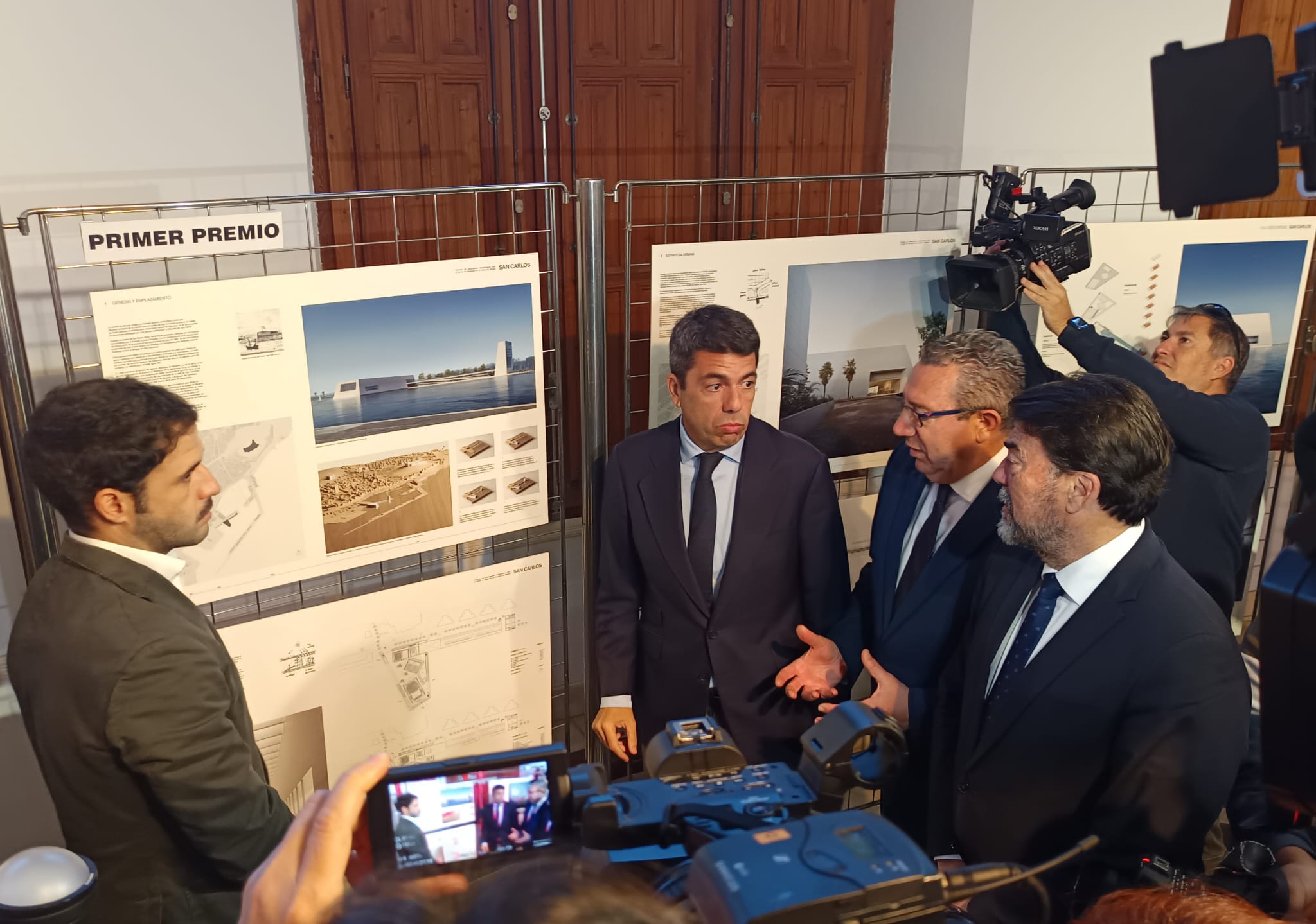 Carlos Mazón, presidente de la Generalitat Valenciana, Toni Pérez, presidente de la Diputación y Luis Barcala, alcalde de Alicante, en la inauguración de la exposición del Centro de Congresos