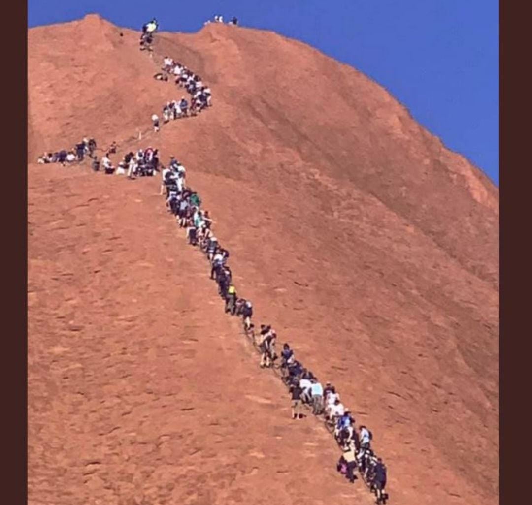 Una fila en la ladera del monte Uluru, en Australia, causa indignación en el país. 