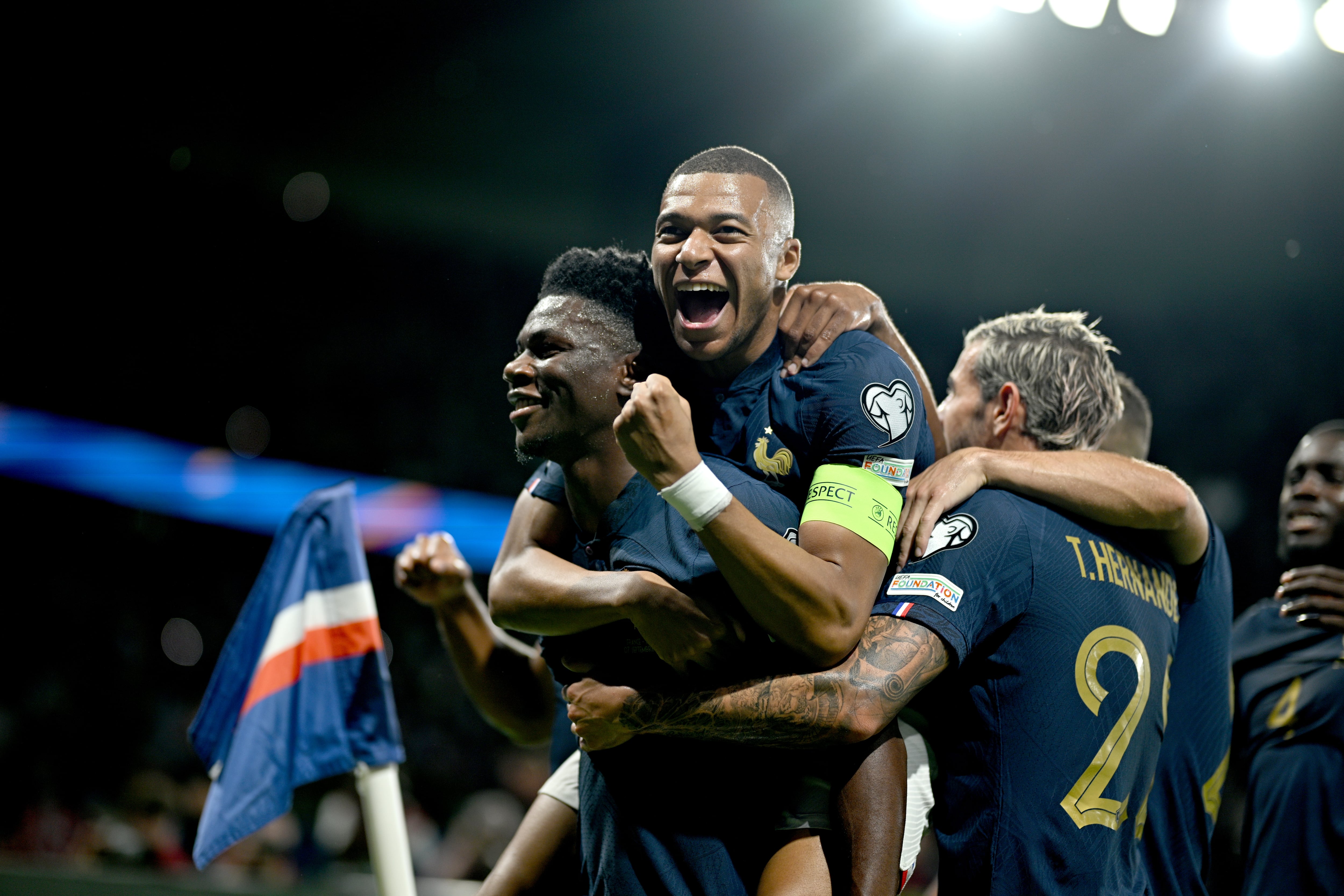 Tchouamení y Mbappé celebran un gol con la selección francesa