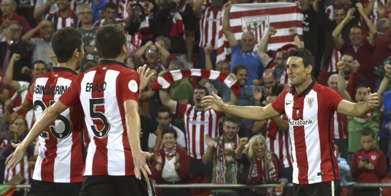 GRA243. BILBAO, 14/08/2015.- El delantero del Athletic, Aritz Aduriz (d), celebra el tercer gol del equipo bilbaino, durante el encuentro correspondiente a la ida de la supercopa que disputan esta noche frente al F. C. Barcelona en el estadio de San Mamés, Bilbao. EFE/Miguel Toña.