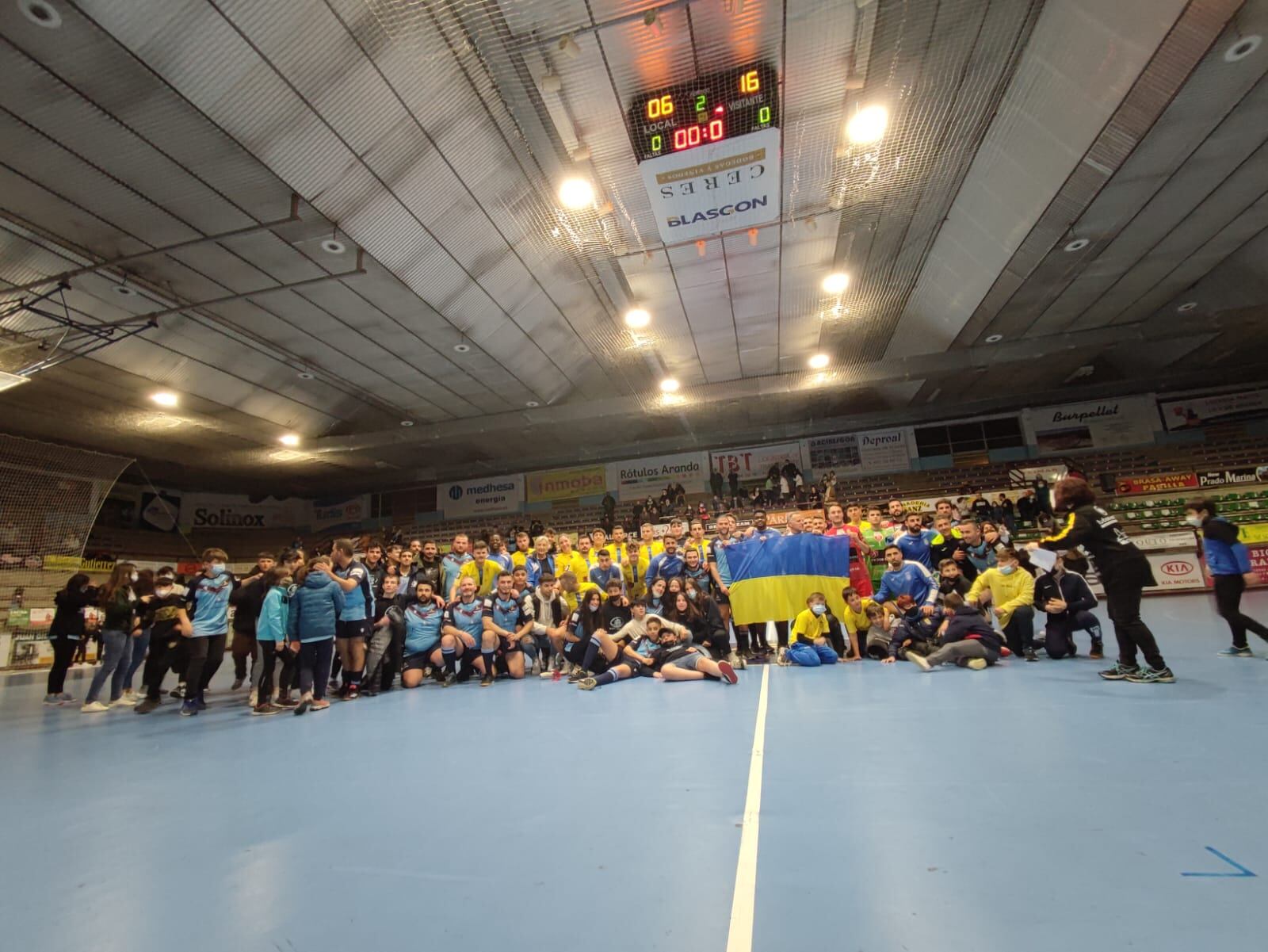 Las plantilla de Arandina y Rugby Aranda junto a voluntarios, colaboradores y aficionados posan con la bandera de Ucrania tras el partido benéfico celebrado en el Príncipe de Asturias