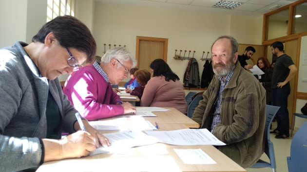 Elena Vera y José Manuel Matencio durante la atención a las familias previa a las muestras de ADN