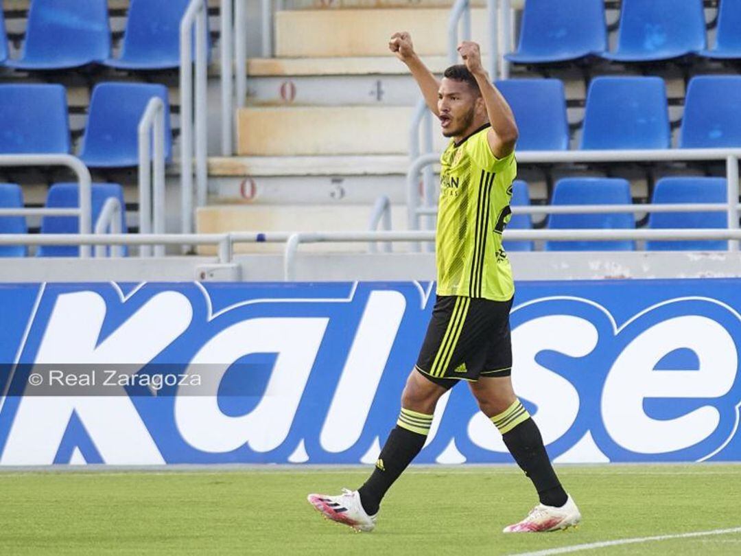 Luis Suárez celebra su último gol con la camiseta del Real Zaragoza