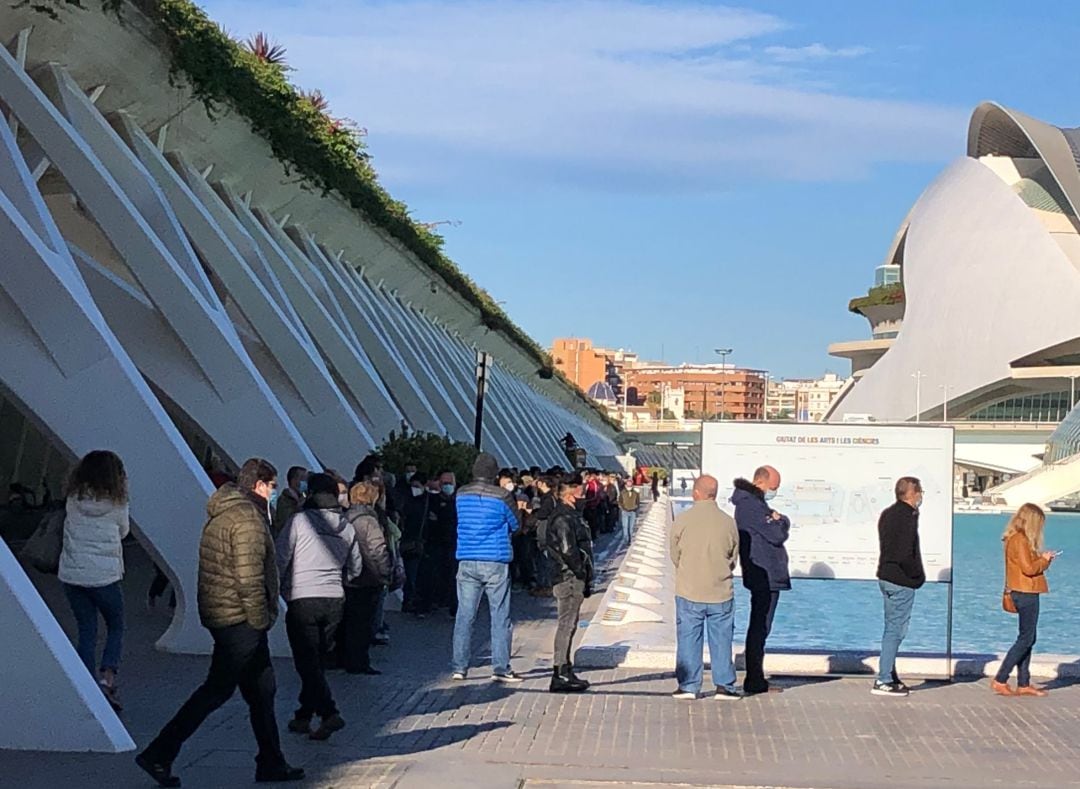 Colas para vacunarse en Expo Deporte, en la Ciudad de las Artes y las Ciencias de València