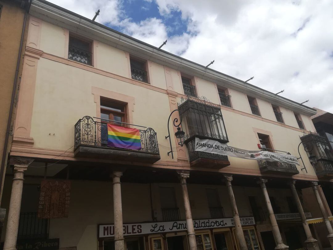 La bandera arcoiris sí estuvo presente en las dependencias municipales de la Casa de los Fantasmas