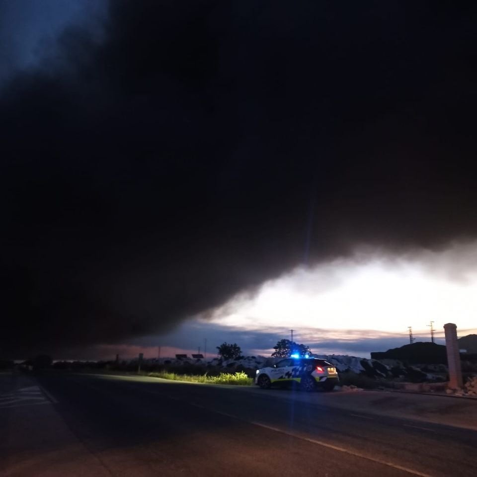 Humo negro por el incendio en una fábrica de neumáticos de Puente Genil. FOTO: Policía Local de Puente Genil.