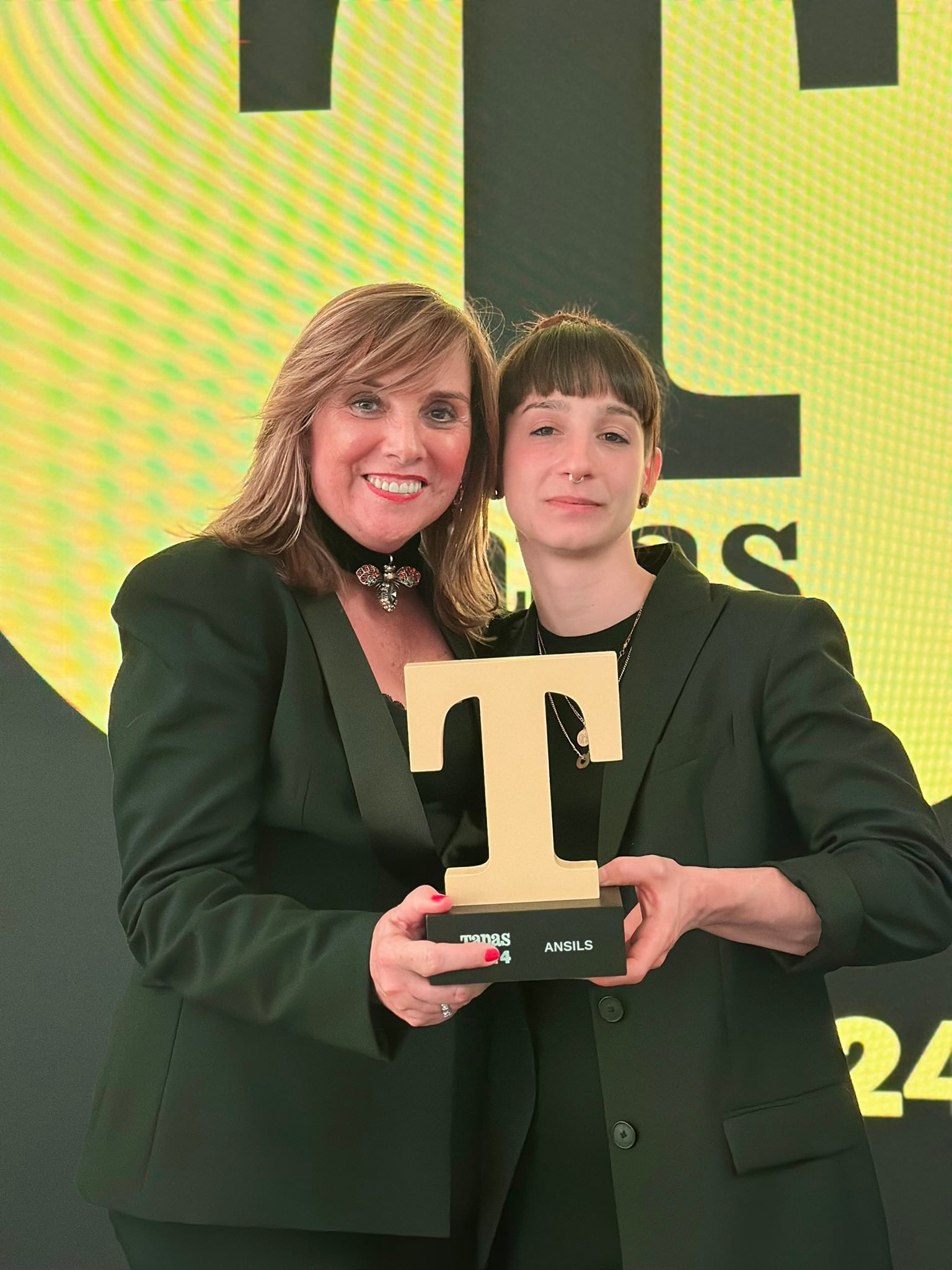 Iris Jordán posa con el premio con la directora general de Innovación y Promoción Agroalimentaria del Gobierno de Aragón, Amparo Cuéllar