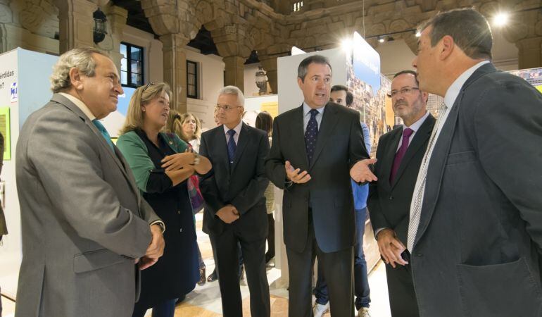 El alcalde de Sevilla, Juan Espadas, conversa con algunos de los responsables del Museo de las Ciencias