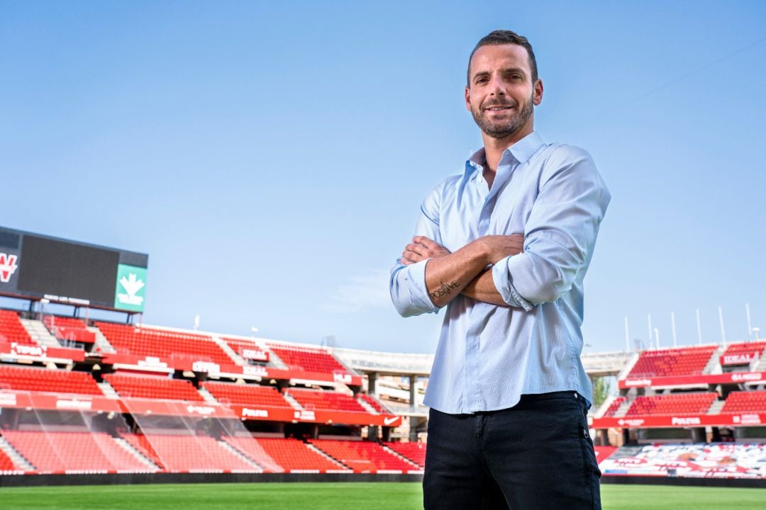 Roberto Soldado posa en el Estadio Los Cármenes