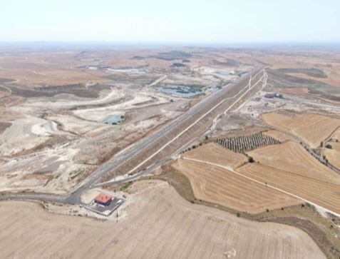 Vista aérea del dique Oeste del embalse de Almudévar
