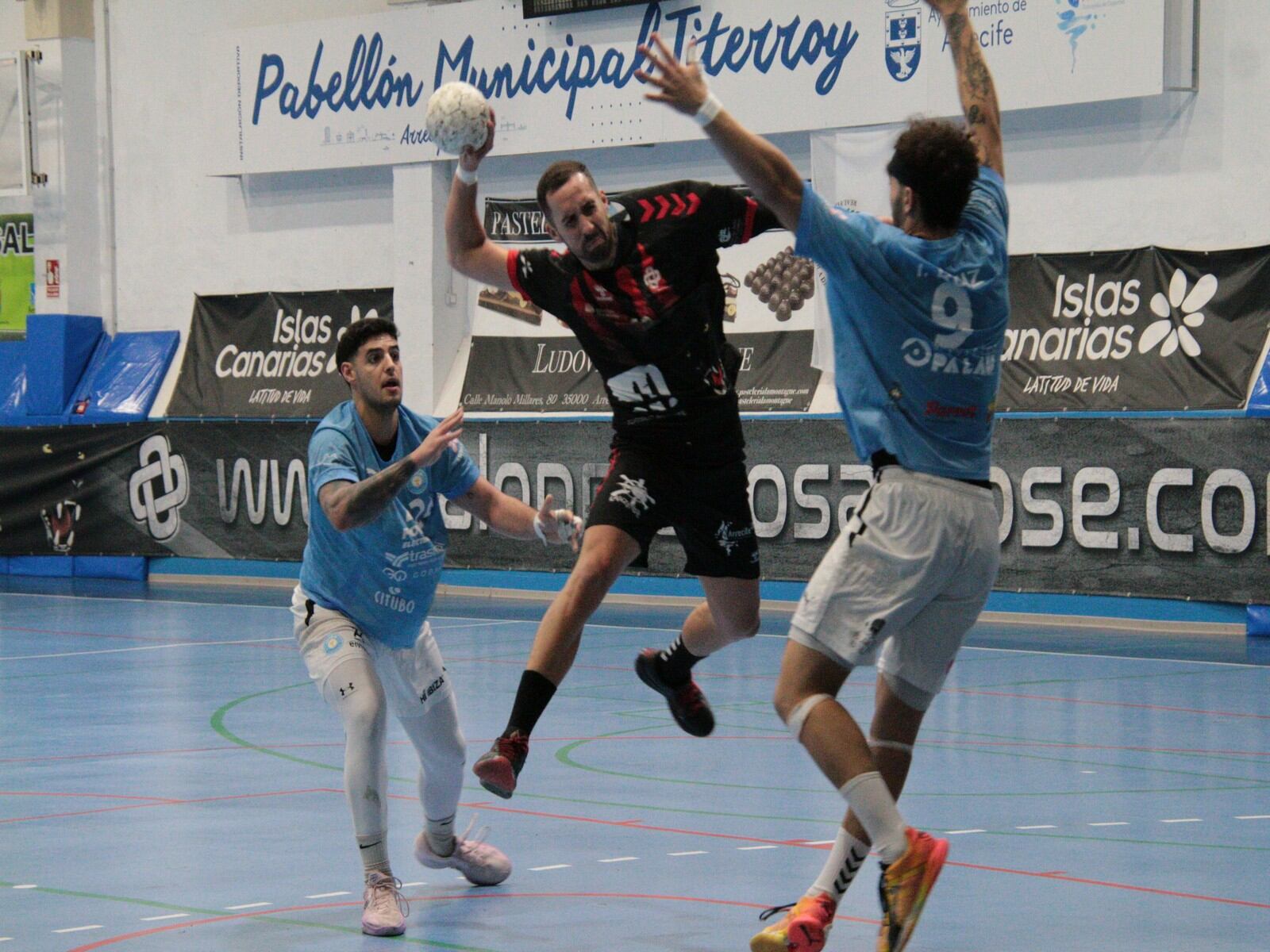 Lanzamiento del Balonmano Lanzarote Ciudad de Arrecife.