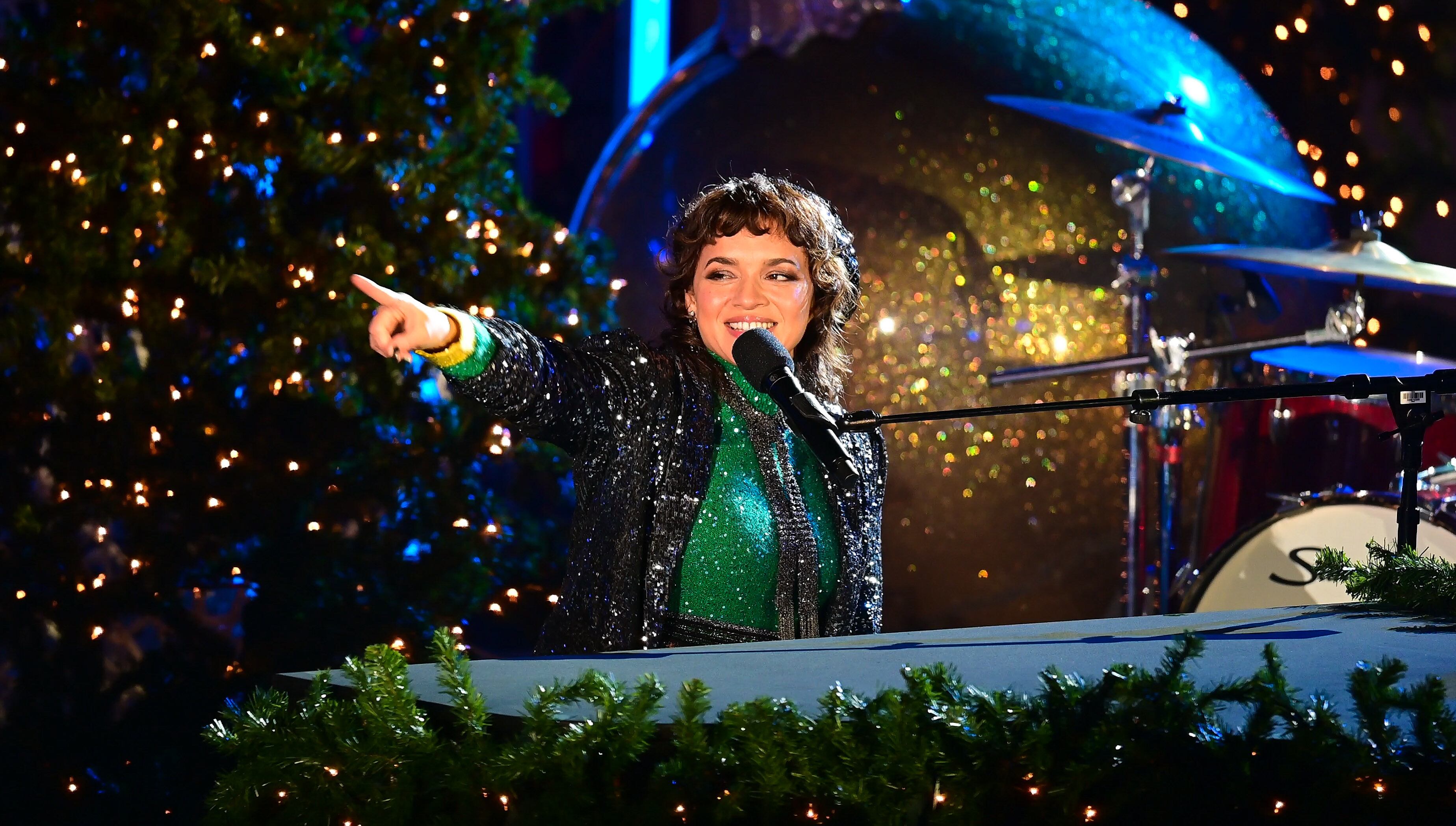 Norah Jones durante el concierto de encendido del árbol de navidad en el  Rockefeller Center de Nueva York (2021)