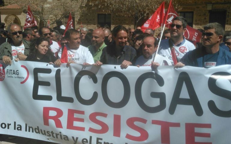 Pablo iglesias y José García Molina, con los trabajadores de Elcogas
