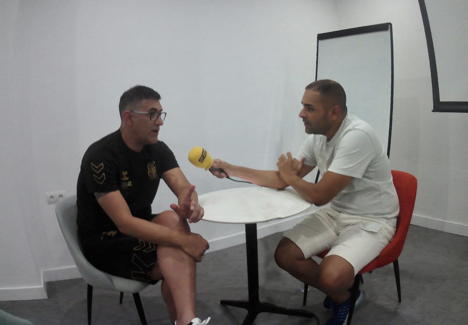 Mauro Pérez atiende a la SER en las instalaciones de El Albir Garden en la pretemporada del CD Tenerife.