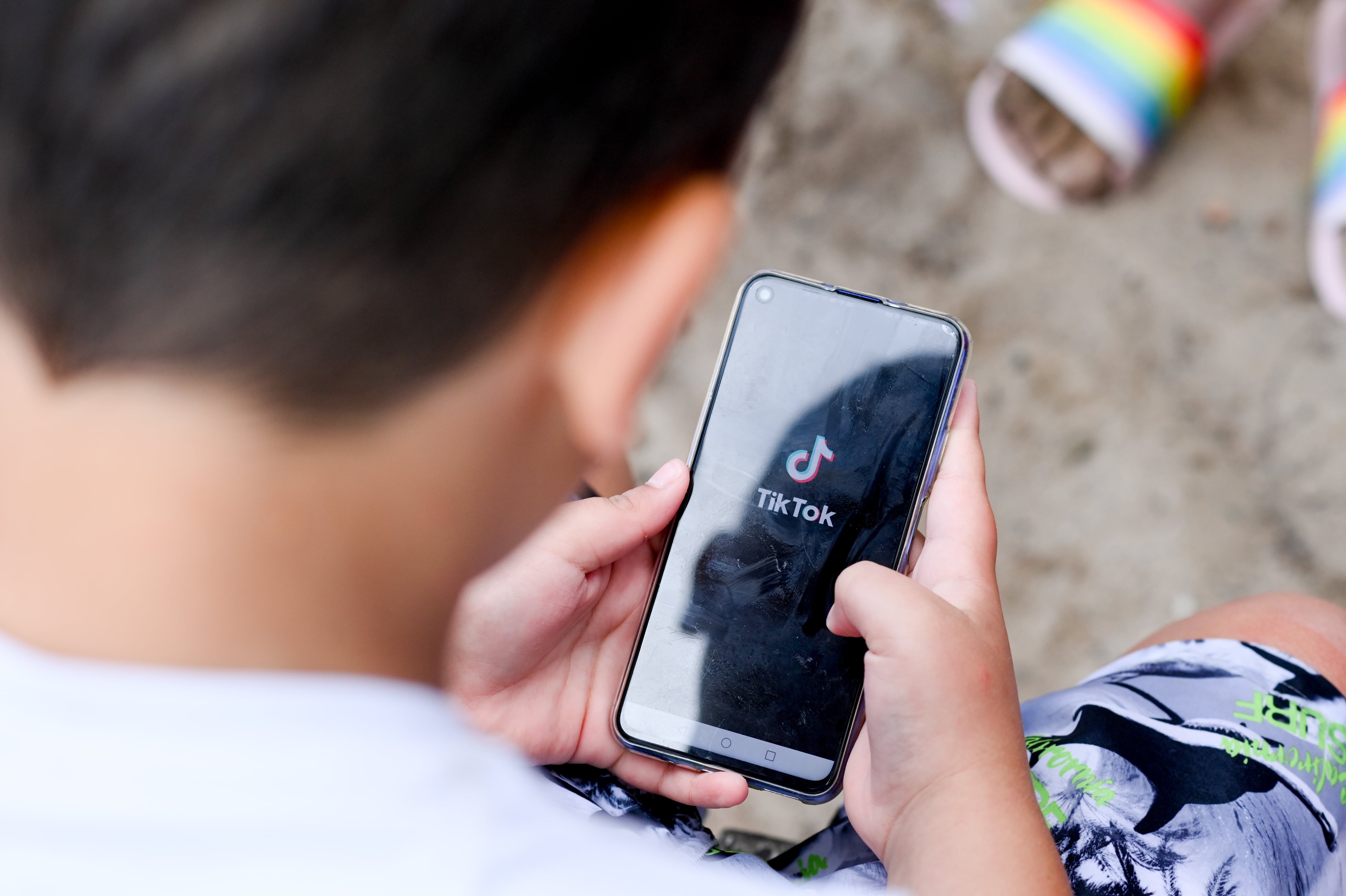 Un niño con un móvil viendo Tik Tok