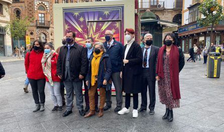 Juan Carlos Cabrera, delegado de Fiestas Mayores con algunos de los invitados en el pirmer día de la XXXII Operación Buena Gente