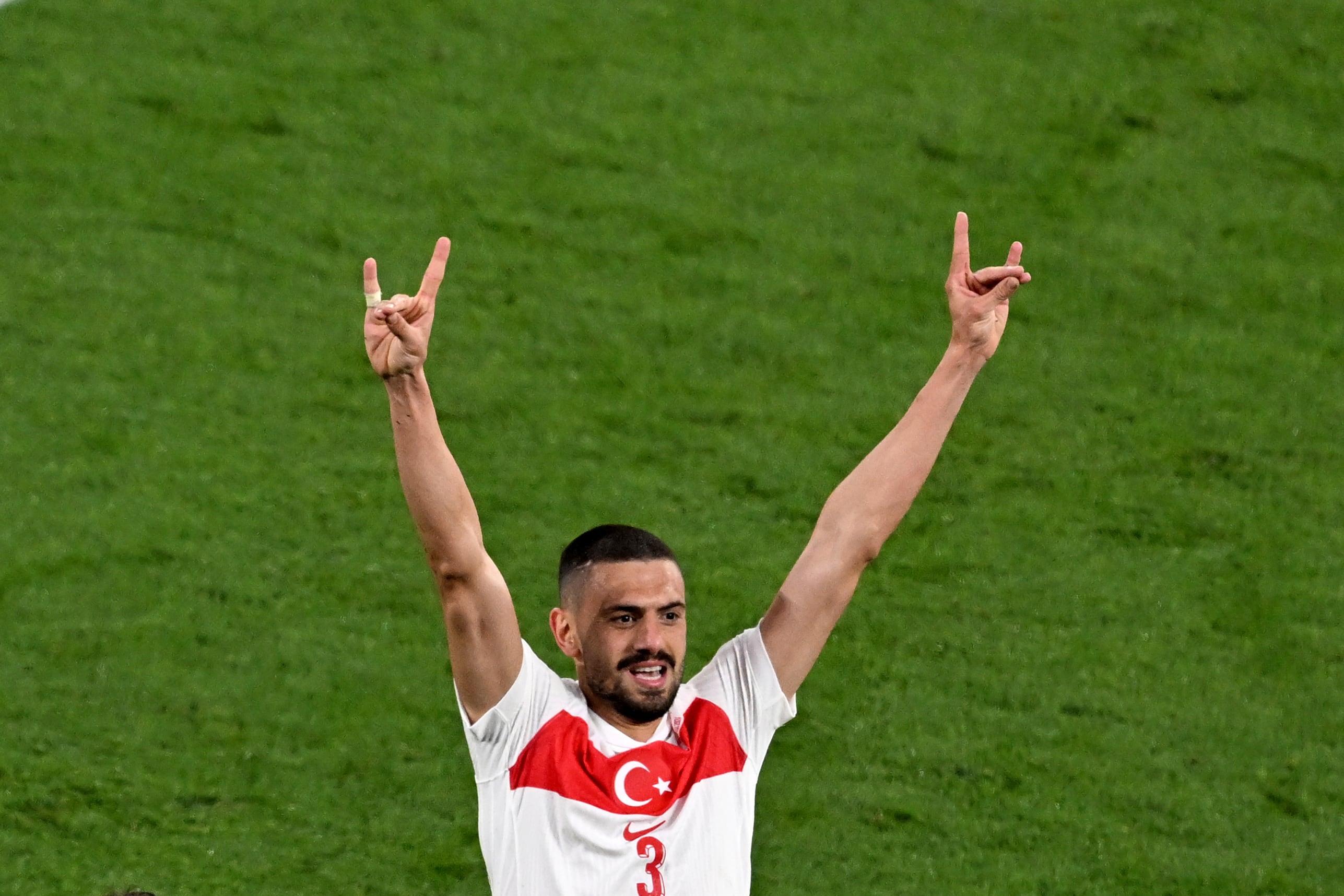 Merih Demiral celebra su segundo gol ante Austria