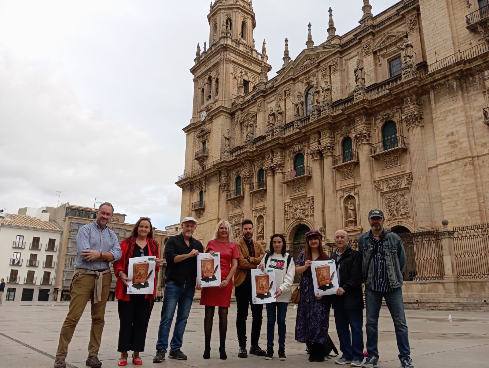 Personalidades del Ayuntamiento de Jaén y poetas de la ciudad, delante de la Catedral.
