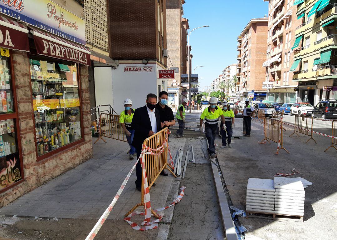 Raúl Caro y Jose Luis Roldán supervisan las obras en la Avenida de Andalucía
